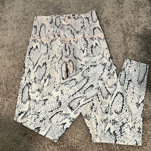 Beyond yoga blush snake print - size xs